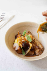Seitan ‘bourguignon’ aux champignons et sauce miso, servi avec une mousseline de pommes de terre