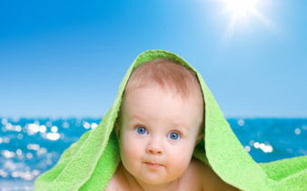 90,37% des parents n'appliquent pas au bon moment la crème solaire à leur bambin.