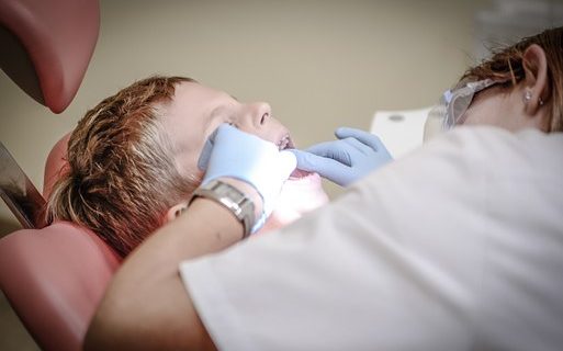 4 questions pertinentes sur la pose d’implant dentaire.