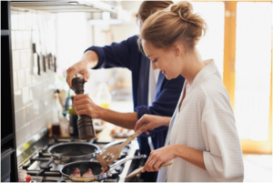 Journée des droits des Femmes : le partage des tâches en cuisine s'est-il amélioré ?