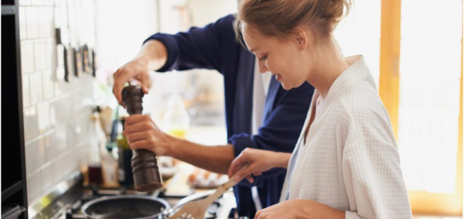 Journée des droits des Femmes : le partage des tâches en cuisine s'est-il amélioré ?