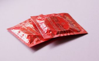 4 conseils à suivre pour acheter des préservatifs en toute sécurité.