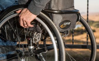 louer un fauteuil roulant avec Altivie