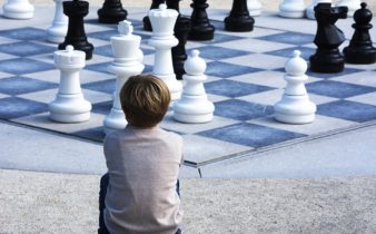 Pourquoi apprendre à votre enfant à jouer aux échecs ?