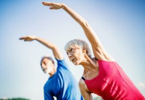 Prendre soin de soi quand on est une personne âgée : la pratique du yoga