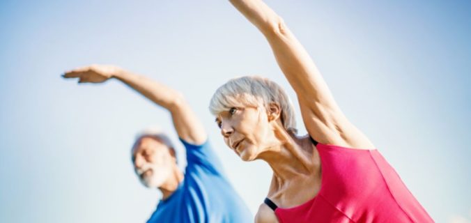 Prendre soin de soi quand on est une personne âgée : la pratique du yoga