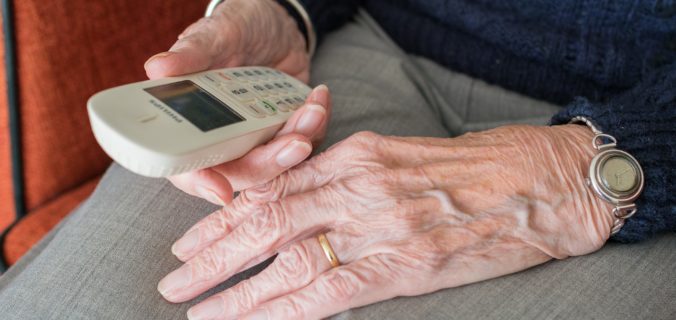 Trouver une auxiliaire de vie ou une aide à domicile pour une personne âgée.