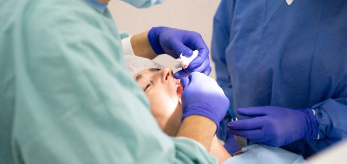 Implant dentaire : comment se déroule l’opération