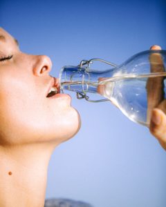 Boire suffisamment d’eau aide à combattre la constipation.