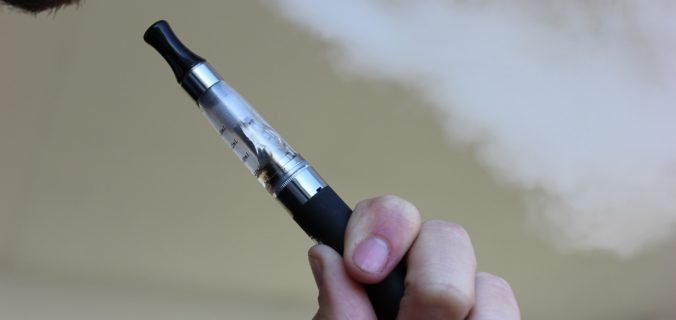 La cigarette électronique : moins nocive qu’une cigarette classique ?