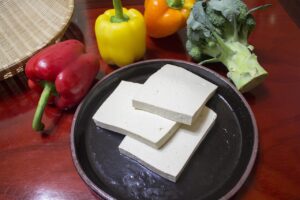 Tofu : Origines, Bienfaits, Recettes et Astuces Culinaires.