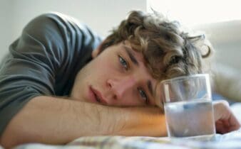 Fatigue chronique : 8 causes méconnues + solutions naturelles