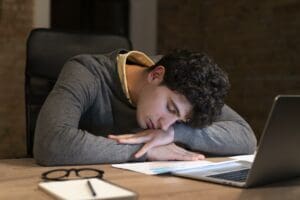 manque de sommeil : 8 causes méconnues + solutions naturelles