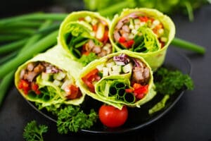 Wraps végétariens à l’avocat, haricots rouges et crudités