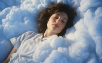 Une femme aux cheveux noirs profite d'un sommeil paisible, entourée d'une literie duveteuse, semblable à des nuages, qui crée une atmosphère de rêve et de sérénité. Elle porte une chemise à rayures et semble calme et détendue.