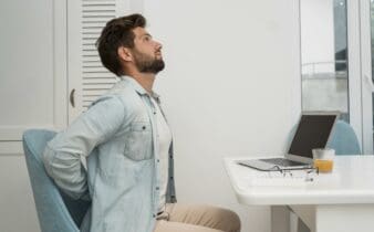 Posture au bureau : meilleurs exercices pour prévenir les douleurs.