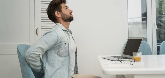 Posture au bureau : meilleurs exercices pour prévenir les douleurs.