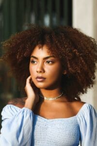 Comment prendre soin des cheveux crépus ?