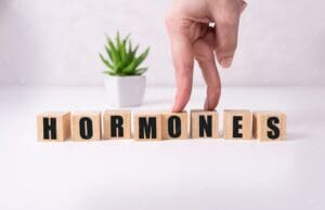 Déséquilibre hormonal : 8 symptômes clés et solutions naturelles