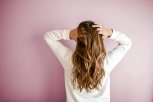 Soins capillaires pour cheveux texturés : conseils et solutions adaptées