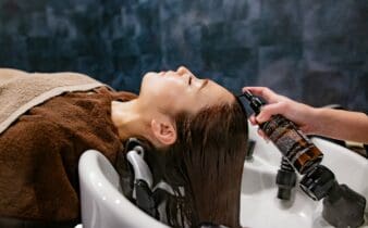 Soins capillaires pour cheveux texturés : conseils et solutions adaptées