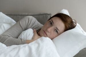 Réveils nocturnes et anxiété : causes, symptômes et solutions