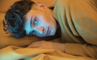 Réveils nocturnes et anxiété : causes, symptômes et solutions