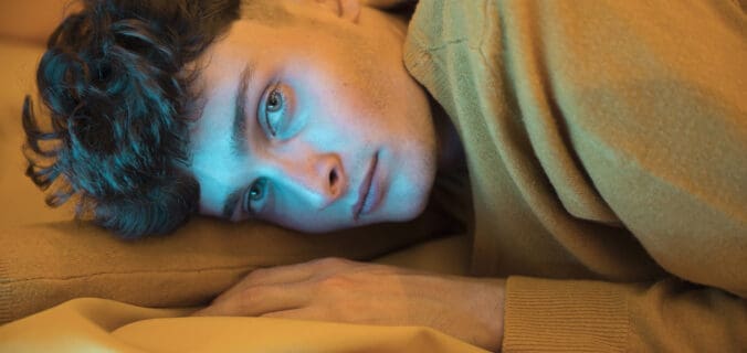 Réveils nocturnes et anxiété : causes, symptômes et solutions