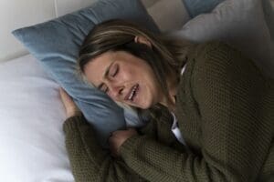 Réveils nocturnes et anxiété : causes, symptômes et solutions