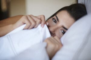 Comment calmer une crise d'angoisse la nuit : méthodes efficaces