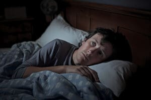 Comment calmer une crise d'angoisse la nuit : méthodes efficaces