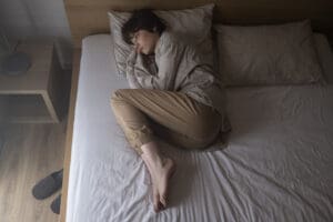 Comment calmer une crise d'angoisse la nuit : méthodes efficaces