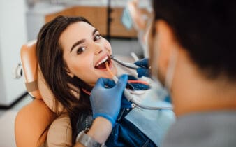 Pourquoi la qualité des instruments de votre dentiste compte pour votre bien-être.