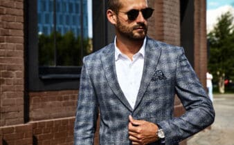 Le luxe discret : pourquoi les hommes élégants délaissent les logos