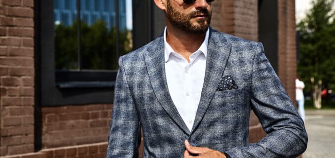 Le luxe discret : pourquoi les hommes élégants délaissent les logos