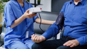 Stress et hypertension : symptômes, causes et risques