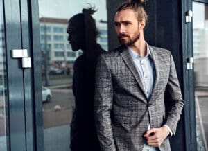 Le luxe discret : pourquoi les hommes élégants délaissent les logos